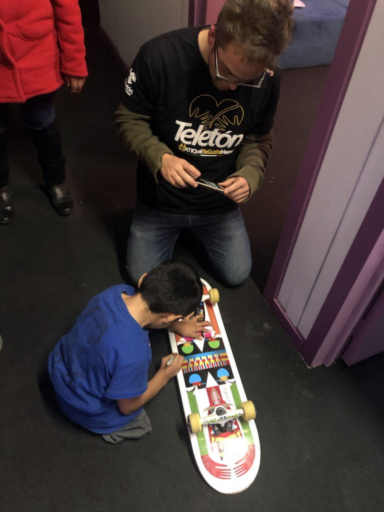 Ángel de Jesús firma la patineta que regaló a Yurem