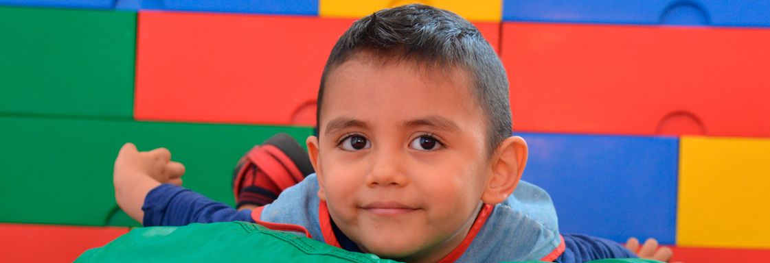 Un niño atendido en el Centro Autismo Teletón mira a la cámara