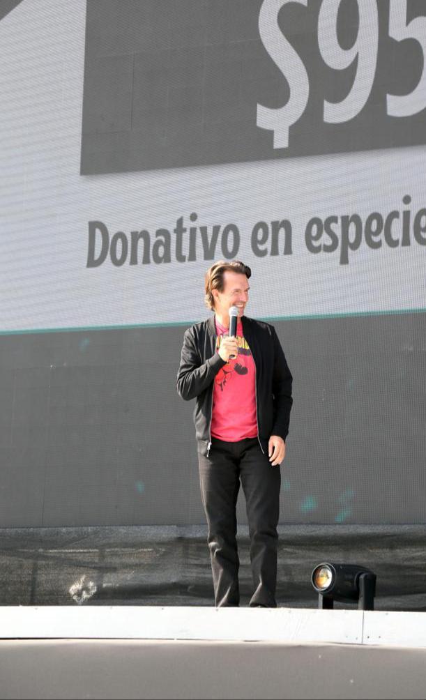 Foto de Fernando Landeros, durante la función y el anuncio del donativo en el Autocinema Santa Fé