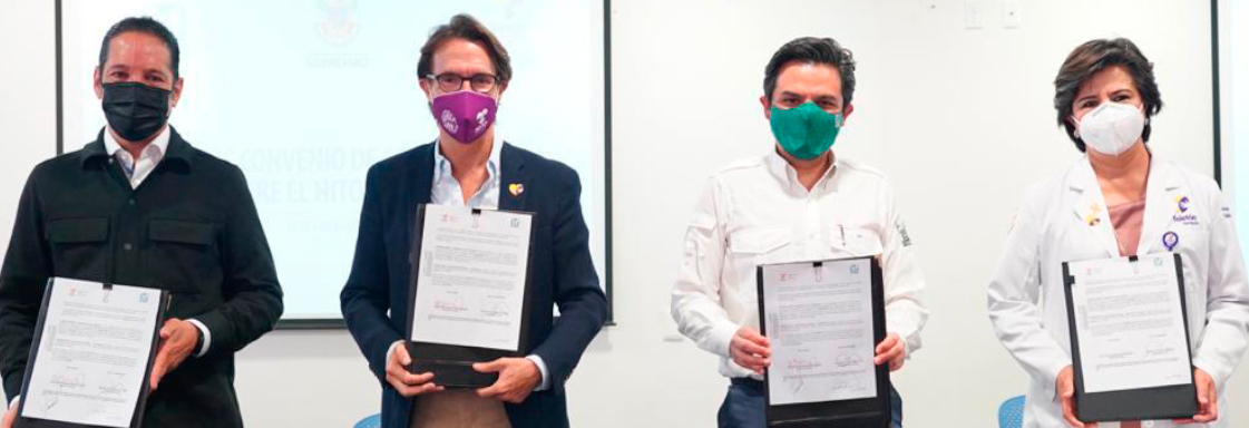 Fotografía de dos hombres sosteniendo un documento legal. A la izquierda: Fernando Landeros, presidente de Fundación Teletón; a la derecha: Zoé Robledo, director general del IMSS