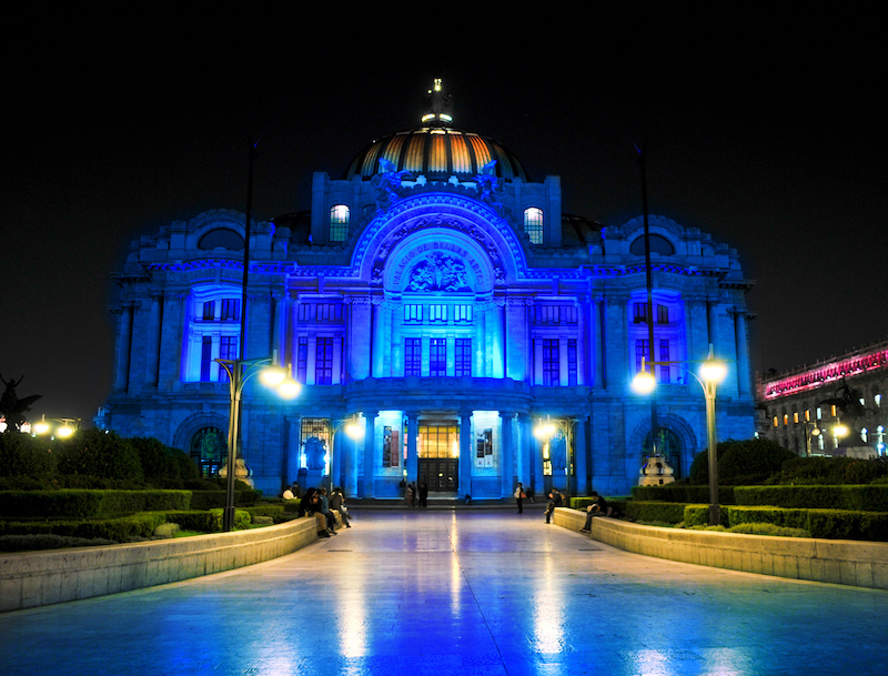 El Palacio de Bellas Artes, en la noche, iluminado con color azul