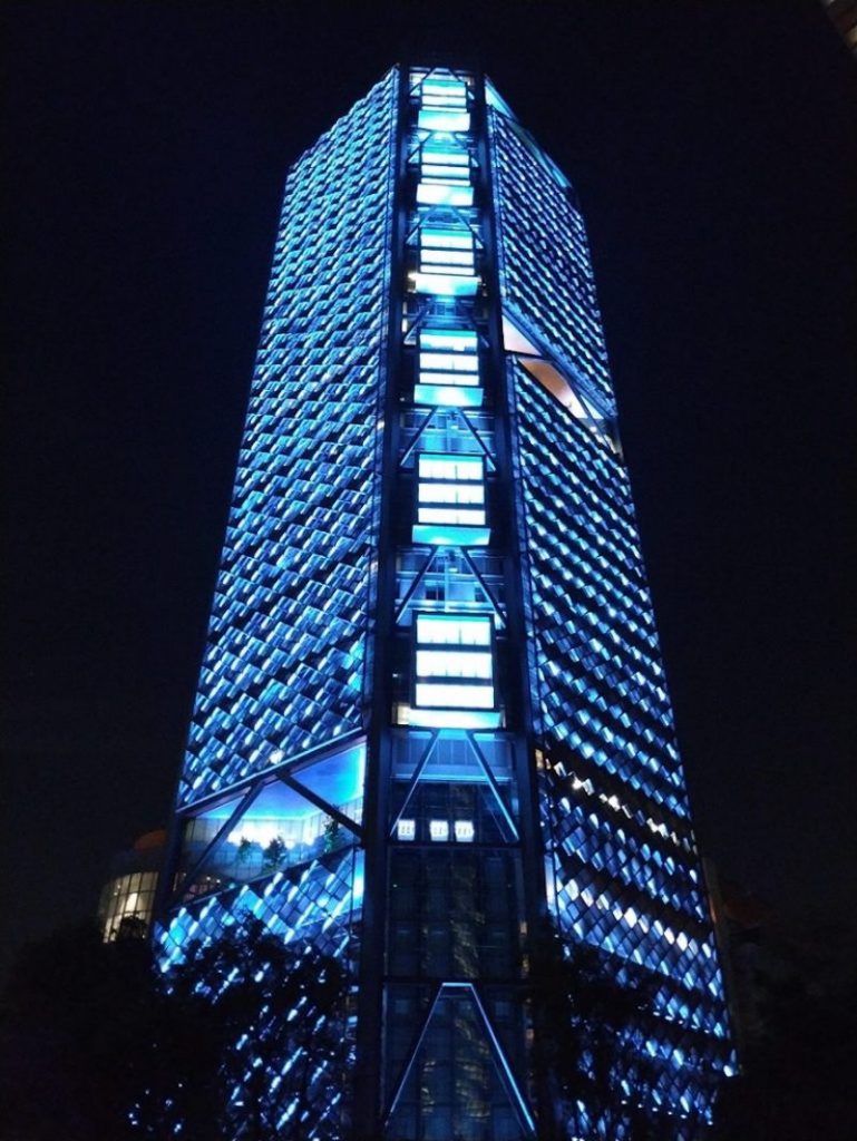 La Torre Bancomer iluminada con color azul