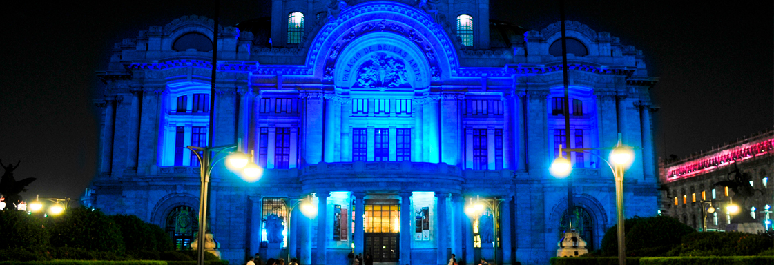 El Palacio de Bellas Artes, en la noche, iluminado con color azul