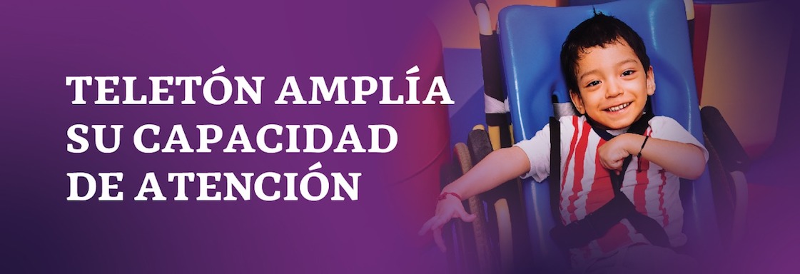 Diseño con fondo morado e imagen de niño utilizando una silla de ruedas. El niño sonríe a la cámara y tiene ropa con rayas verticales de colores: roja, blanca, roja, blanca. Sobre la imagen aparece el texto: TELETÓN AMPLÍA SU CAPACIDAD DE ATENCIÓN.