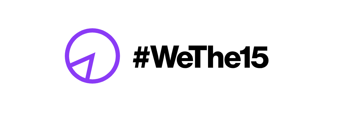 Diseño: fondo blanco con texto negro, en inglés, que lee We The 15, que significa Nosotros el 15 por ciento. Del lado izquierdo, en morado, una gráfica de pay color morado que marca el 15 por ciento. Este es el logo de una campaña de derechos humanos.