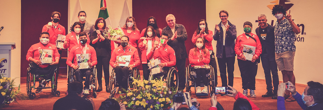 En la fotografía aparecen los atletas: Edgar Navarro, Juan Pablo Cervantes, Fabiola Ramírez, Claudia Pérez Villalba, Jesús Hernández, Erick Ortiz, Rodolfo Chessani y Brenda Osnaya. También aparecen: Liliana Suárez, presidenta del Comité Paralímpico Mexicano; Fernando Landeros, presidente de Fundación Teletón; Carlos Bremer, presidente de VALUE Grupo Financiero y miembro del patronato de Fundación Teletón; Lester Guantanamera, de Vivir sin Límites; Rossana Corona, directora general adjunta de Fundación Teletón, y Jorge Alcántara, director del Sistema Infantil Teletón.