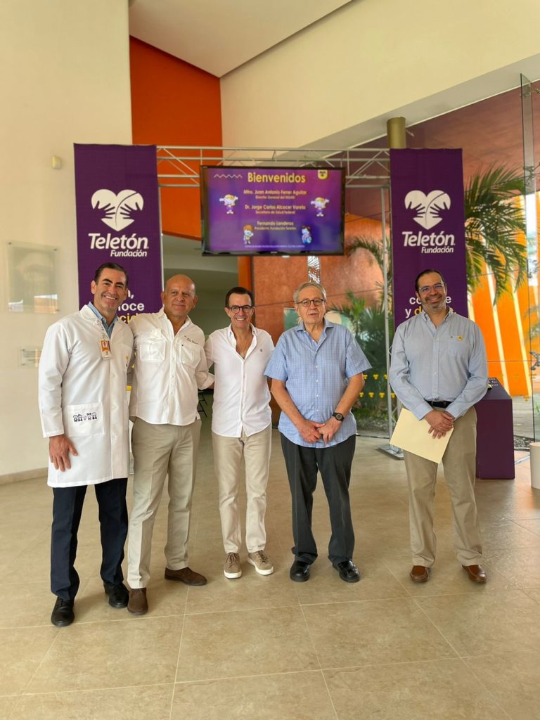 Retrato en el CRIT Guerrero.
De izquierda a derecha: Un médico del CRIT; Juan Ferrer Aguilar, director del Instituto de Salud para el Bienestar (INSABI); Fernando Landeros, presidente de Fundación Teletón; Dr. Jorge Alcocer Varela, Secretario de Salud del gobierno de México; y Paulo Mercado Luna, director general del Centro de Rehabilitación e Inclusión Infantil Teletón (CRIT) Guerrero