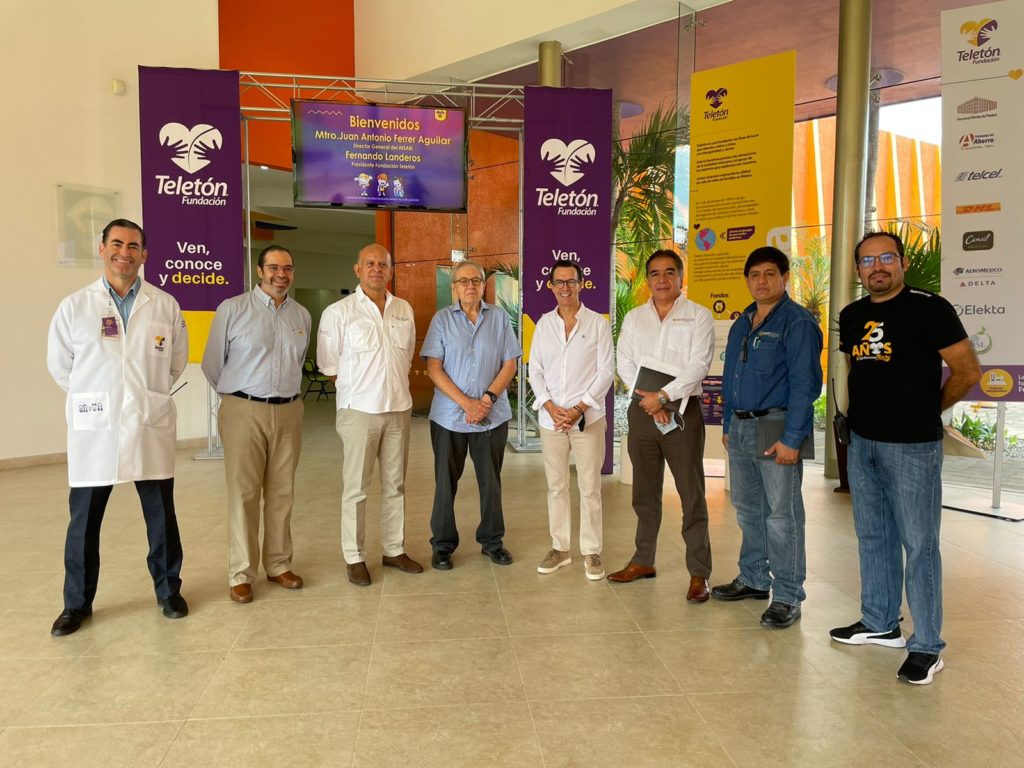 Retrato en el CRIT Guerrero.
De izquierda a derecha: Un médico del CRIT; Juan Ferrer Aguilar, director del Instituto de Salud para el Bienestar (INSABI); Fernando Landeros, presidente de Fundación Teletón; Dr. Jorge Alcocer Varela, Secretario de Salud del gobierno de México; y Paulo Mercado Luna, director general del Centro de Rehabilitación e Inclusión Infantil Teletón (CRIT) Guerrero