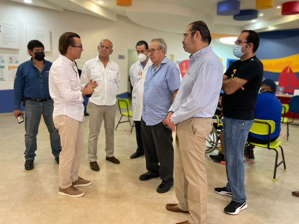 Retrato en el CRIT Guerrero.
De izquierda a derecha: Un médico del CRIT; Juan Ferrer Aguilar, director del Instituto de Salud para el Bienestar (INSABI); Fernando Landeros, presidente de Fundación Teletón; Dr. Jorge Alcocer Varela, Secretario de Salud del gobierno de México; y Paulo Mercado Luna, director general del Centro de Rehabilitación e Inclusión Infantil Teletón (CRIT) Guerrero