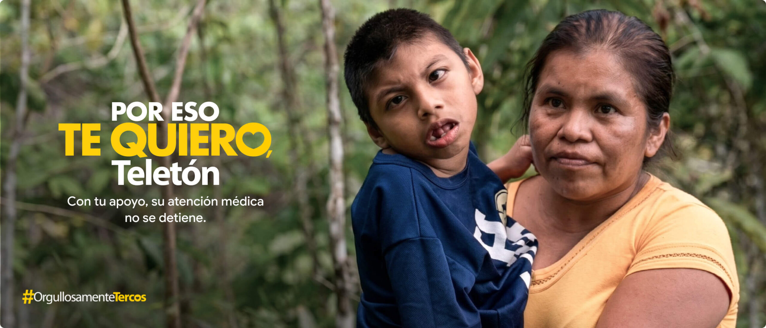 Niña y niño sonriendo junto a su madre