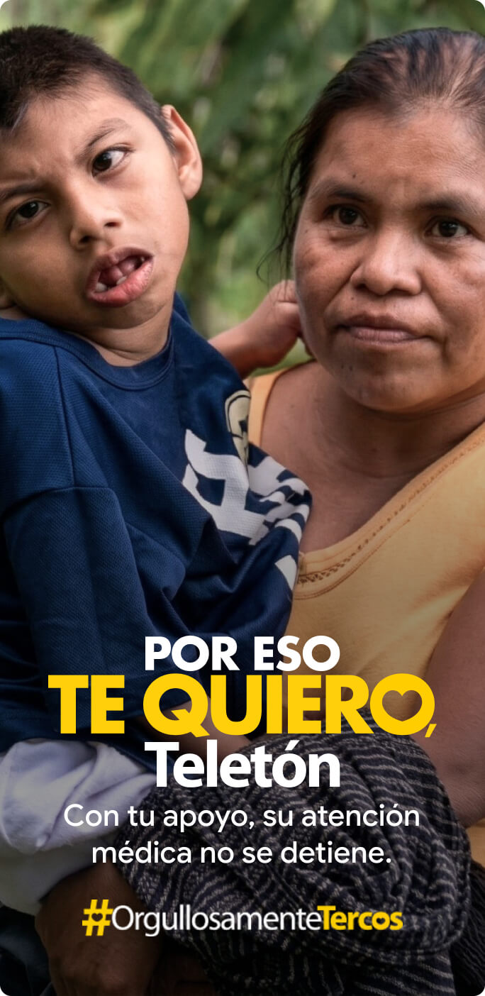 Niña y niño sonriendo junto a su madre